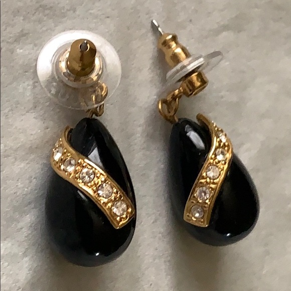 Black and Classy Teardrop earrings - Picture 2 of 2